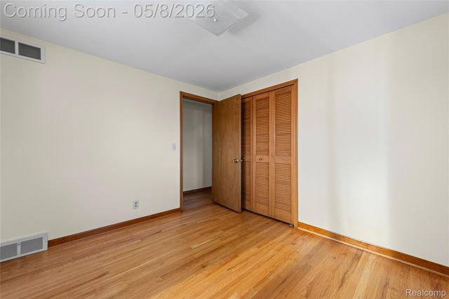 690 Briarcliff Drive, Grosse Pointe Woods, MI 48236