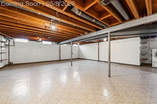 690 Briarcliff Drive, Grosse Pointe Woods, MI 48236