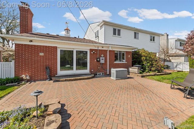 690 Briarcliff Drive, Grosse Pointe Woods, MI 48236