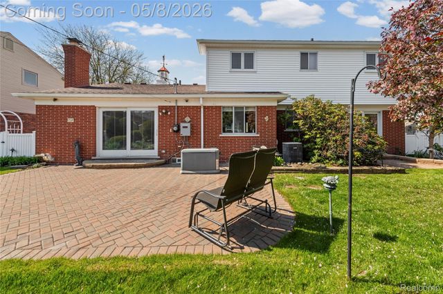 690 Briarcliff Drive, Grosse Pointe Woods, MI 48236