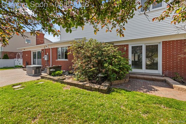 690 Briarcliff Drive, Grosse Pointe Woods, MI 48236