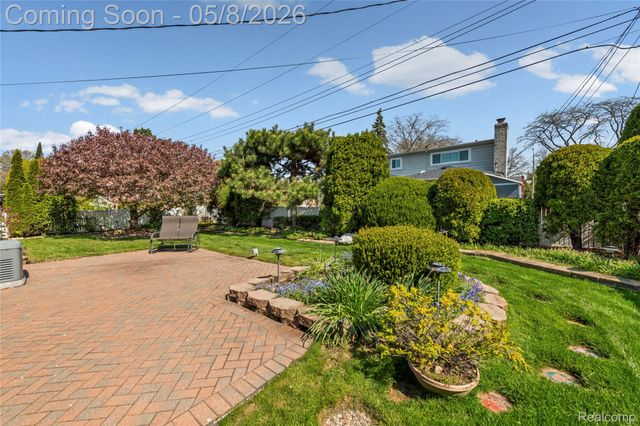 690 Briarcliff Drive, Grosse Pointe Woods, MI 48236