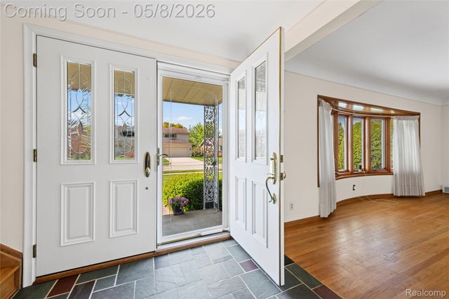 690 Briarcliff Drive, Grosse Pointe Woods, MI 48236