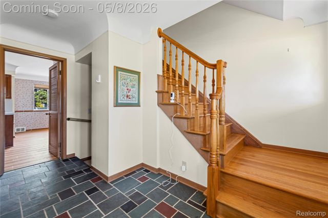 690 Briarcliff Drive, Grosse Pointe Woods, MI 48236