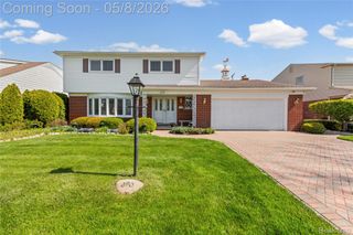 690 Briarcliff Drive, Grosse Pointe Woods, MI 48236