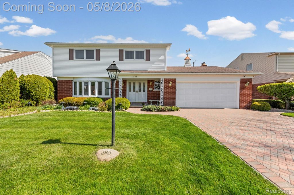 690 Briarcliff Drive, Grosse Pointe Woods, MI 48236