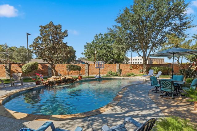 310 Salsbury Drive, Euless, TX 76040