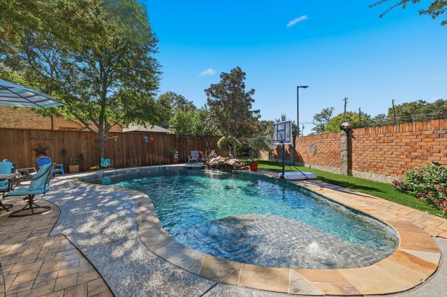 310 Salsbury Drive, Euless, TX 76040