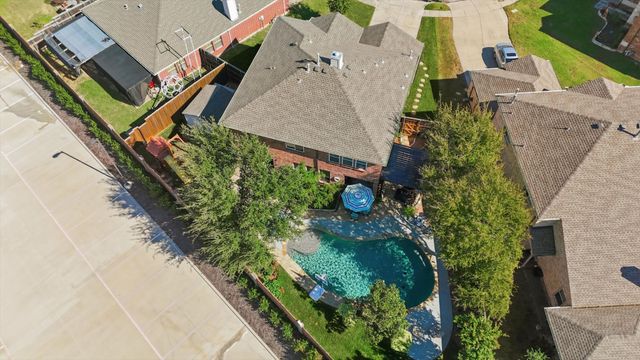 310 Salsbury Drive, Euless, TX 76040