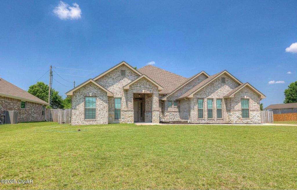 1810 Line Drive, Webb City, MO 64870