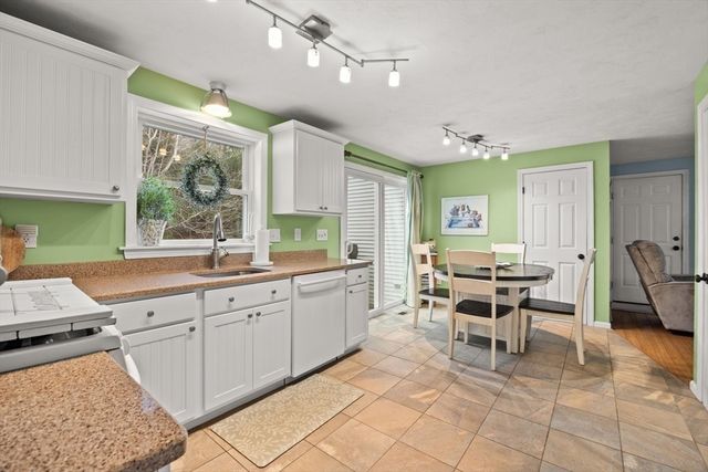 73 Elyse Rd, Mansfield, MA 02048