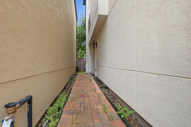 1665 Upland Lakes, Houston, TX 77043