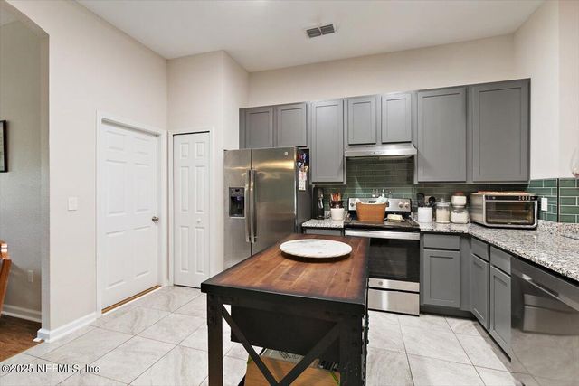 11233 REVOLUTIONARY Way, Jacksonville, FL 32221