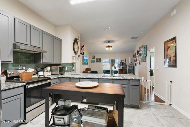 11233 REVOLUTIONARY Way, Jacksonville, FL 32221