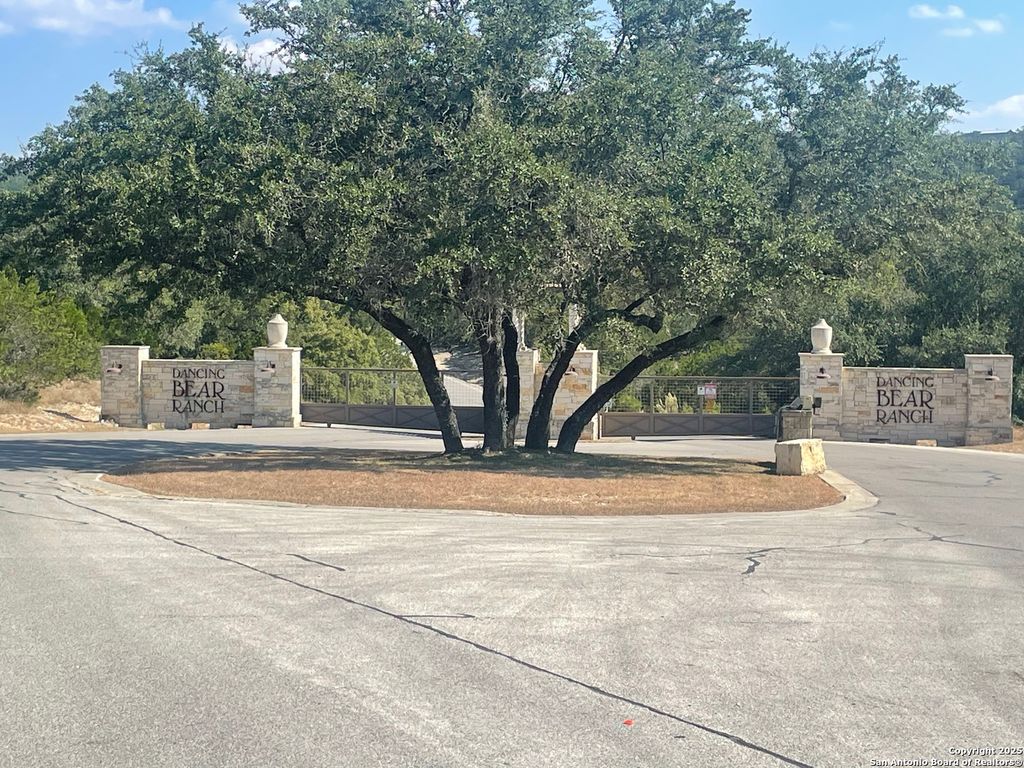 320 Private Road 1742, Mico, TX 78056