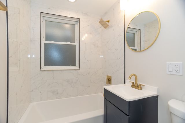 5529 W CORNELIA Avenue, Chicago, IL 60641