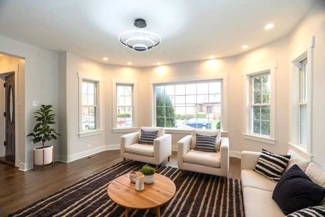 5529 W CORNELIA Avenue, Chicago, IL 60641