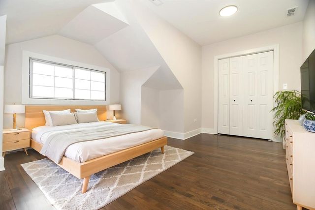 5529 W CORNELIA Avenue, Chicago, IL 60641