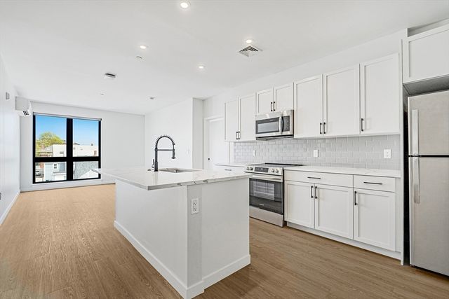 6 Rantoul St 205, Beverly, MA 01915