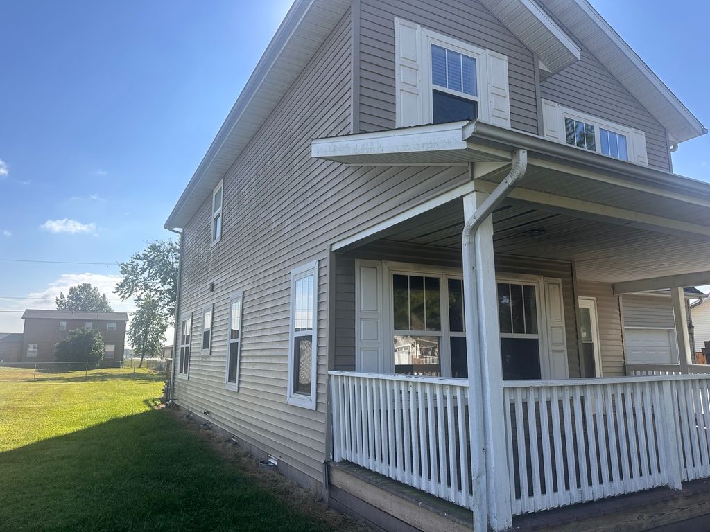 Image 2 of property listing at 310 E Beacon Court, Mt Vernon, IL 62864