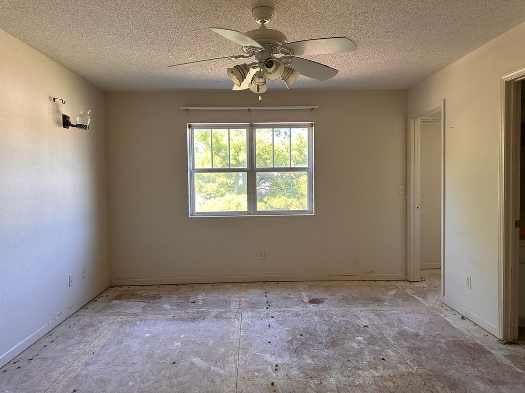Image 14 of property listing at 310 E Beacon Court, Mt Vernon, IL 62864