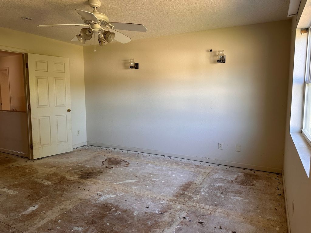 Image 15 of property listing at 310 E Beacon Court, Mt Vernon, IL 62864