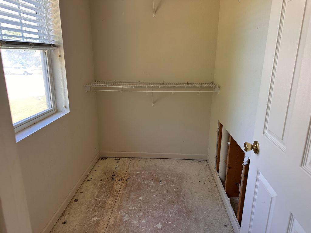 Image 17 of property listing at 310 E Beacon Court, Mt Vernon, IL 62864