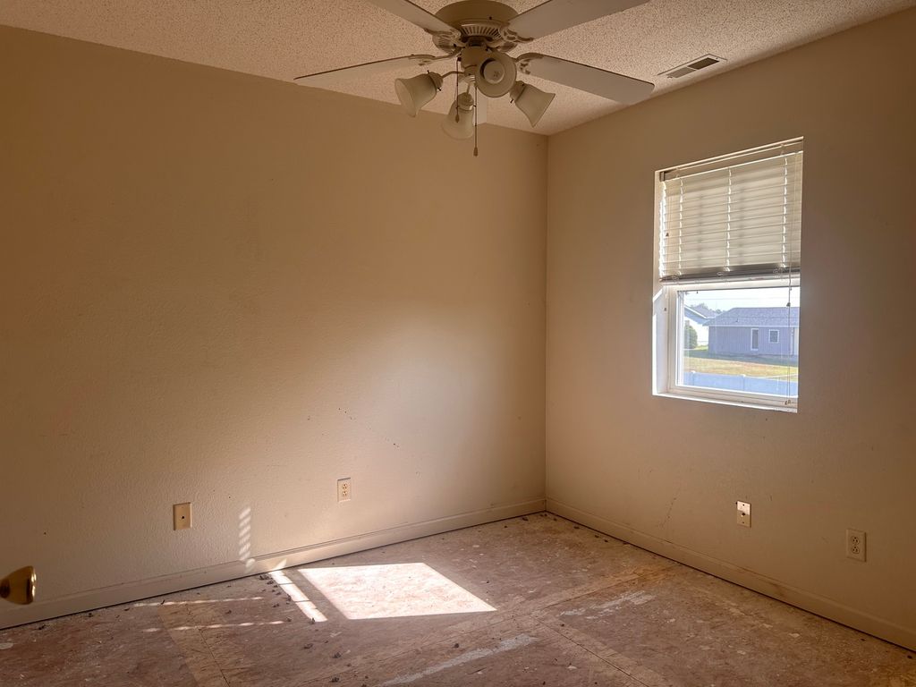 Image 20 of property listing at 310 E Beacon Court, Mt Vernon, IL 62864