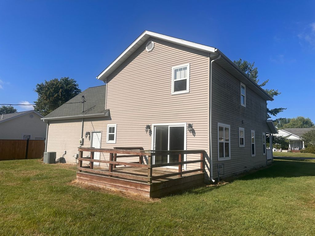 Image 3 of property listing at 310 E Beacon Court, Mt Vernon, IL 62864