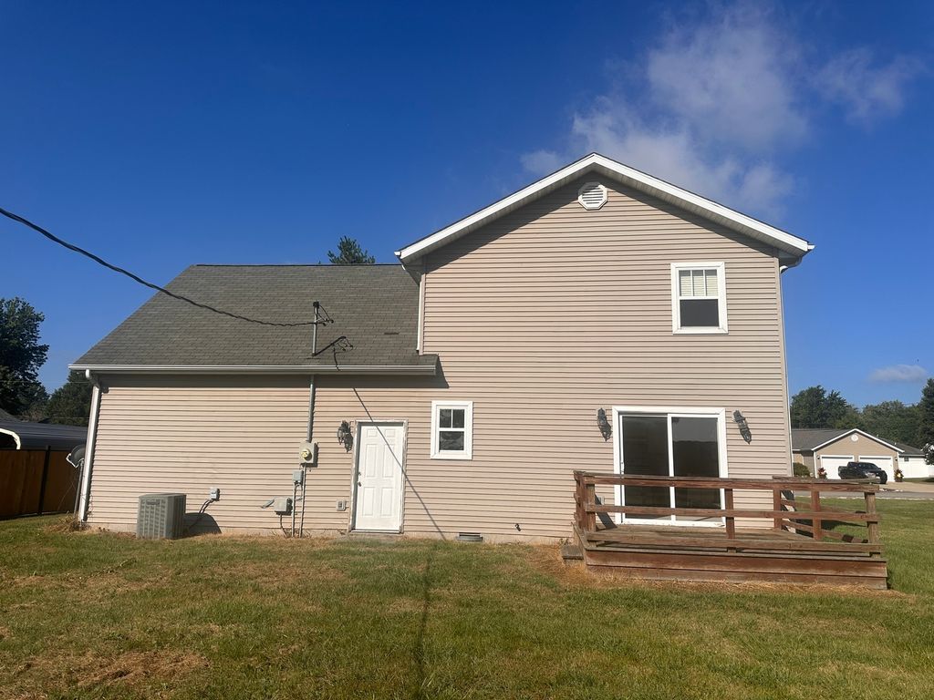 Image 4 of property listing at 310 E Beacon Court, Mt Vernon, IL 62864
