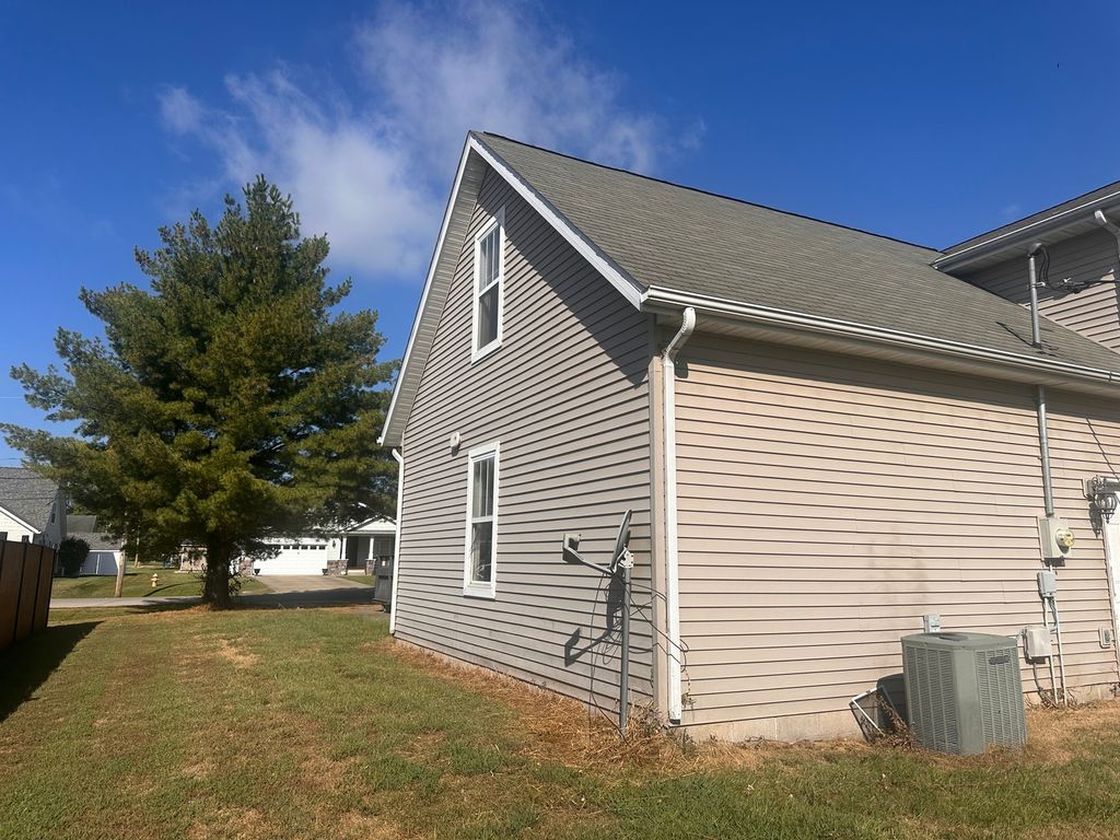 Image 5 of property listing at 310 E Beacon Court, Mt Vernon, IL 62864