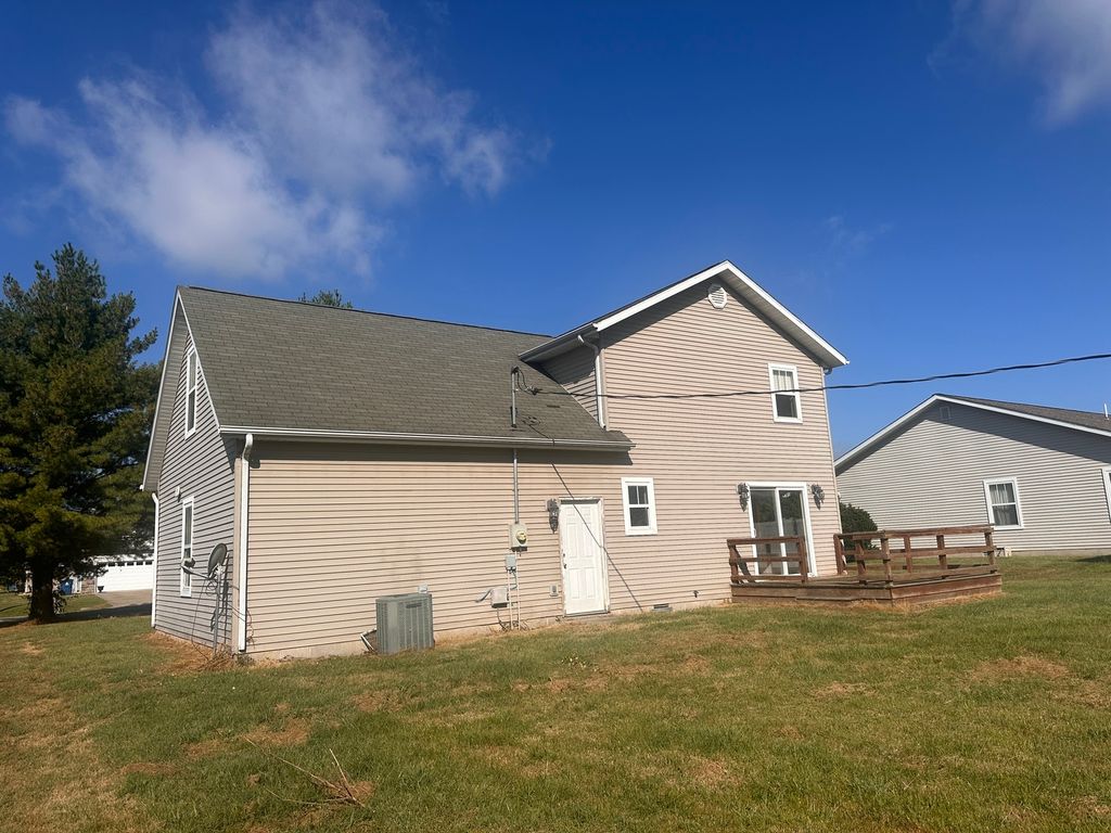 Image 6 of property listing at 310 E Beacon Court, Mt Vernon, IL 62864