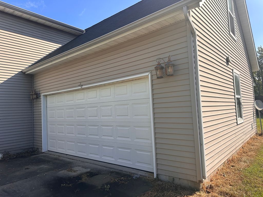Image 7 of property listing at 310 E Beacon Court, Mt Vernon, IL 62864