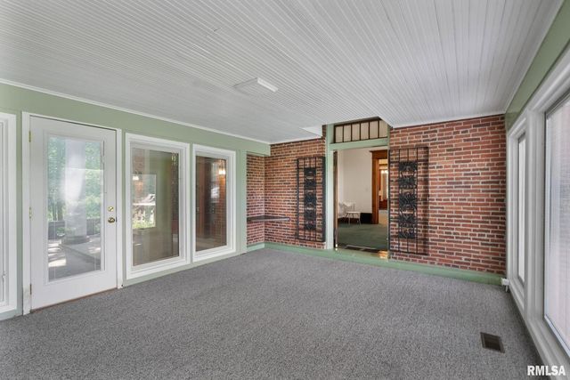 5418 CHAPEL HILL Road, Davenport, IA 52802