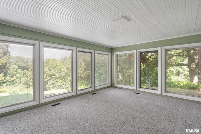 5418 CHAPEL HILL Road, Davenport, IA 52802