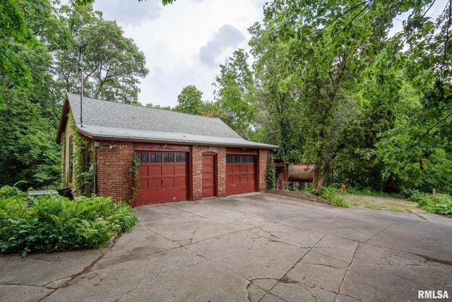 5418 CHAPEL HILL Road, Davenport, IA 52802