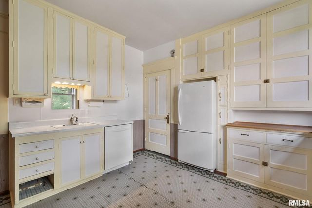 5418 CHAPEL HILL Road, Davenport, IA 52802
