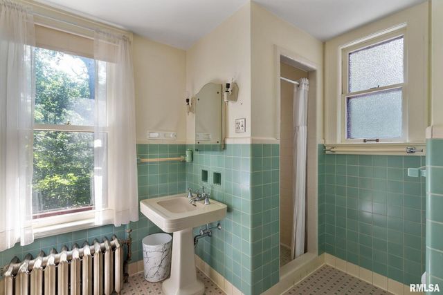 5418 CHAPEL HILL Road, Davenport, IA 52802