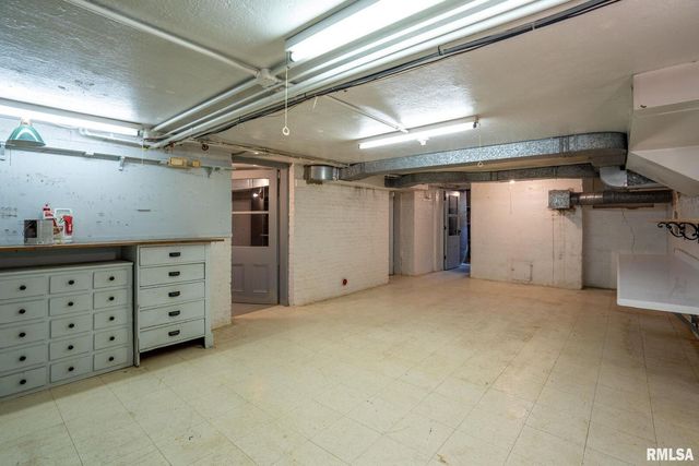 5418 CHAPEL HILL Road, Davenport, IA 52802