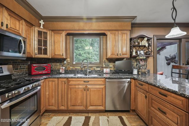 72 Fox Chase Court, Freehold, NJ 07728