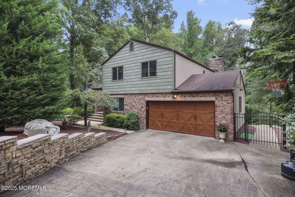 72 Fox Chase Court, Freehold, NJ 07728