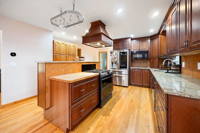 7 Margaret Dr, Wilbraham, MA 01095