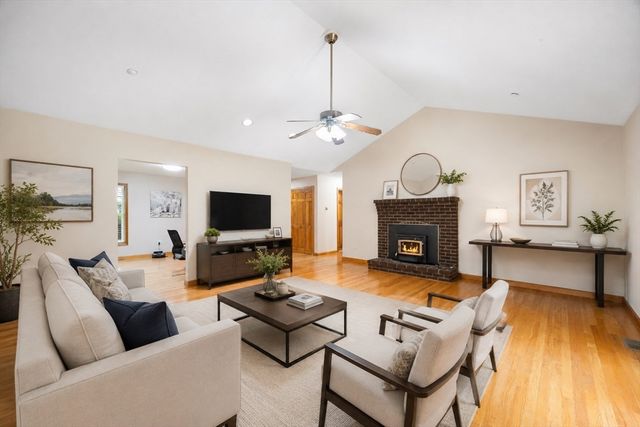 7 Margaret Dr, Wilbraham, MA 01095