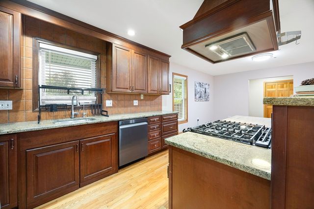 7 Margaret Dr, Wilbraham, MA 01095