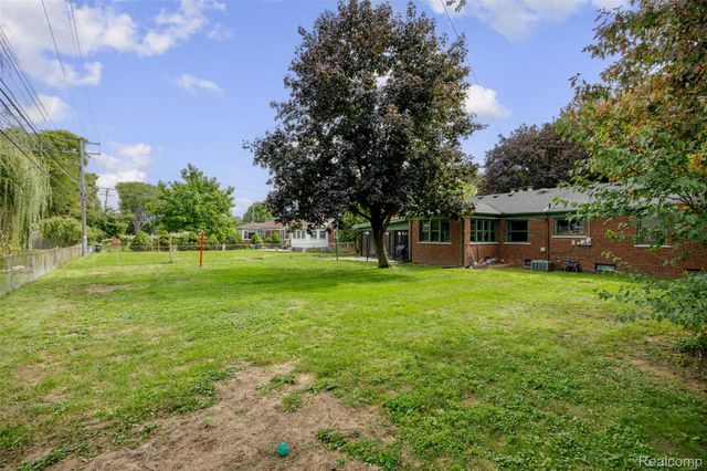 21819 Edgewood Street, St. Clair Shores, MI 48080