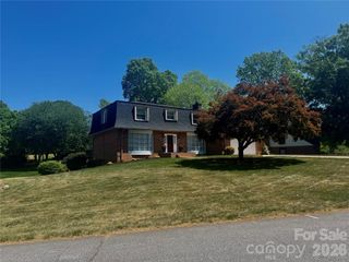 3740 6th Street NE, Hickory, NC 28601