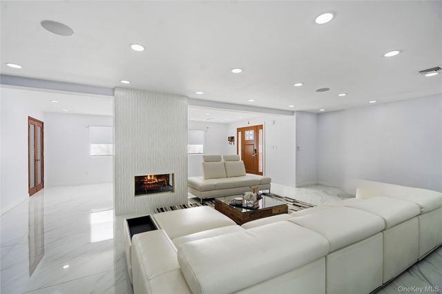 1 Strawberry Lane, Roslyn Heights, NY 11577