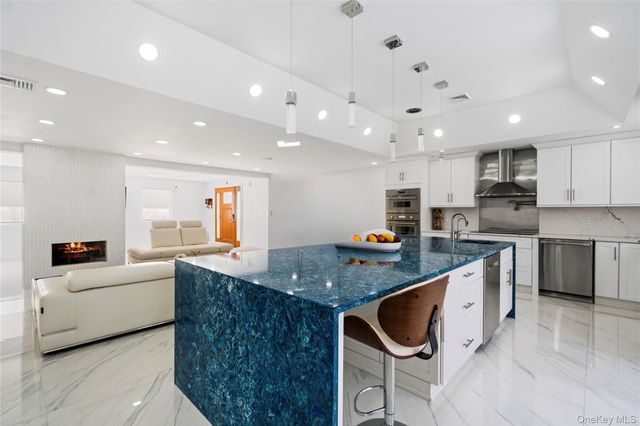 1 Strawberry Lane, Roslyn Heights, NY 11577