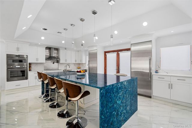 1 Strawberry Lane, Roslyn Heights, NY 11577