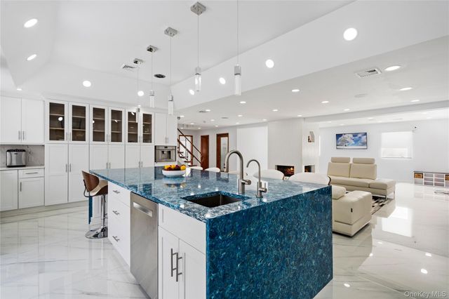 1 Strawberry Lane, Roslyn Heights, NY 11577